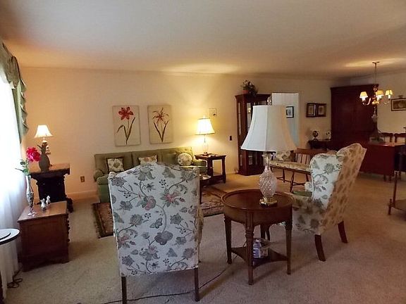 3rd image of 988 Woodlawn Dr