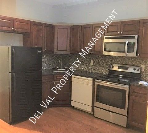 4th image of 2257 N Park Ave #1