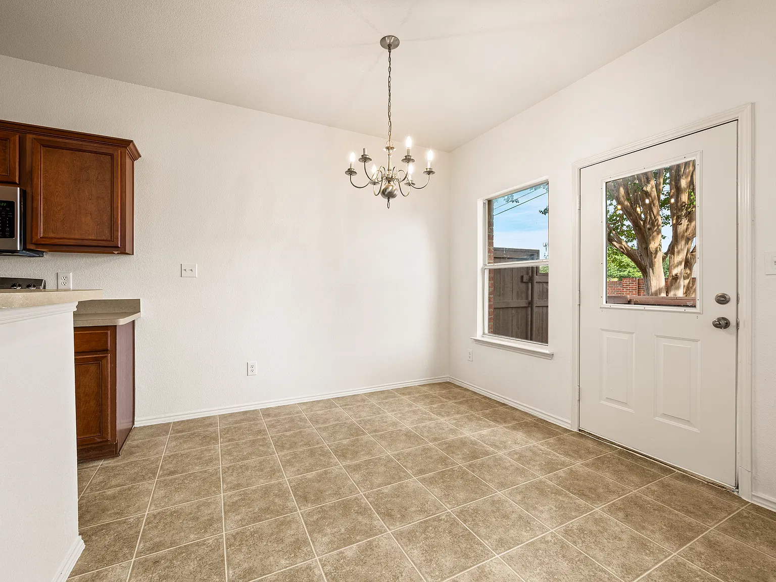 2 bed, 1.5 bath, 1300 sqft, $2,500 — Photo 3