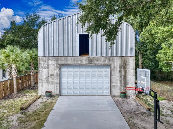403 6th St W, Carrabelle, FL 32322