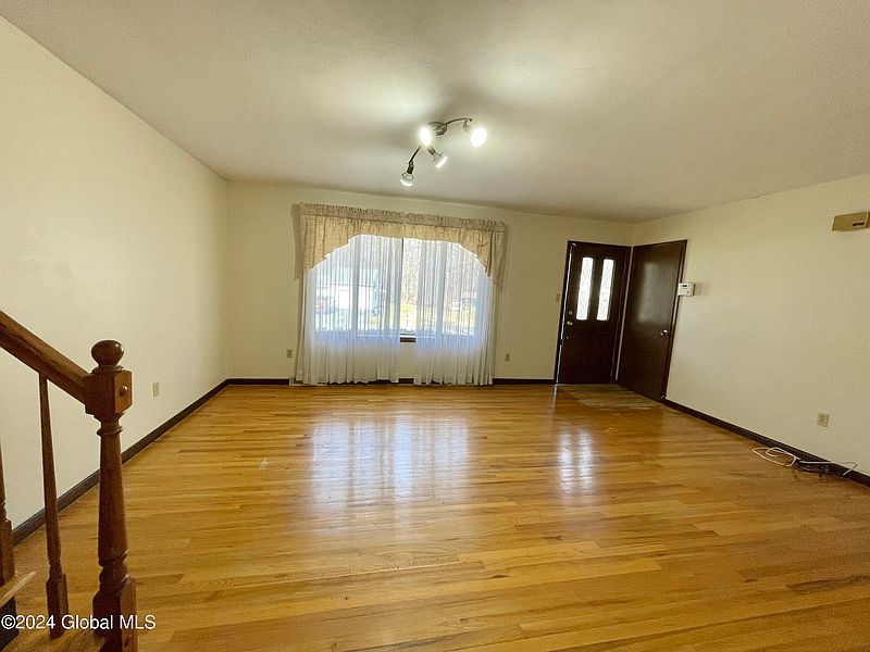 5th image of 1031 Gates Drive