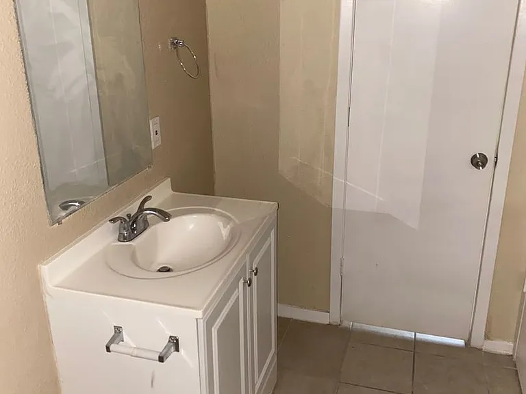 904 Isbell Rd — Photo 11