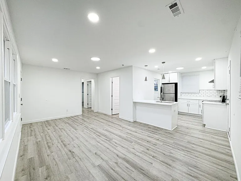 1307 Jarrett Dr — Photo 1