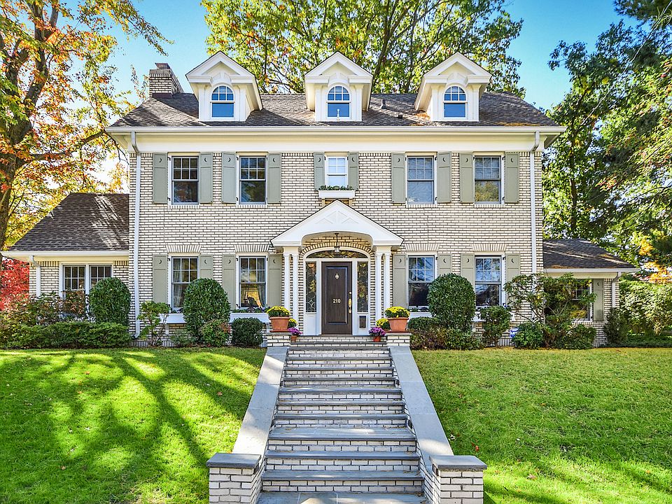 1st image of 210 Larchmont Ave