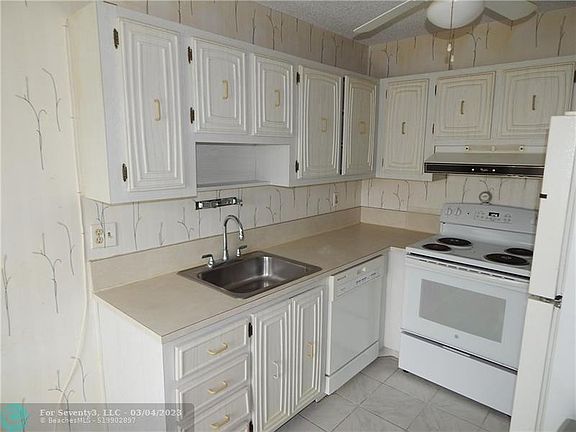 5th image of 8742 Belle Aire Dr #8742