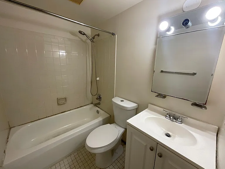 516 Christian St #1R — Photo 8