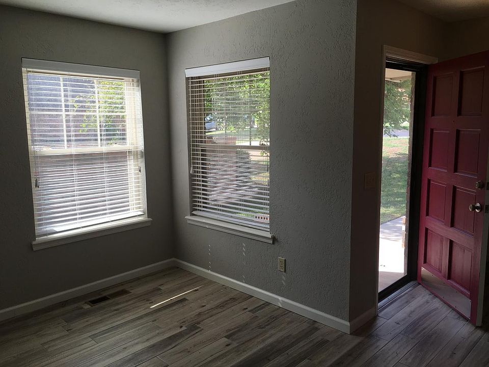 Living room windows/lots of light
