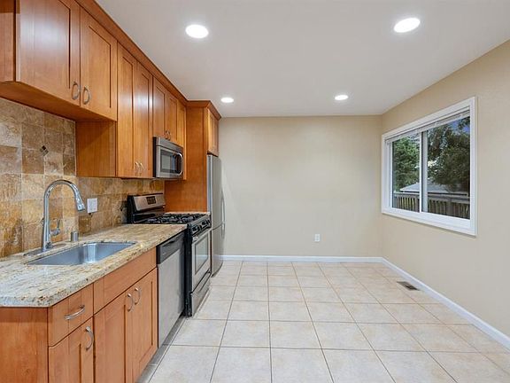 3rd image of 835 Hickory Pl