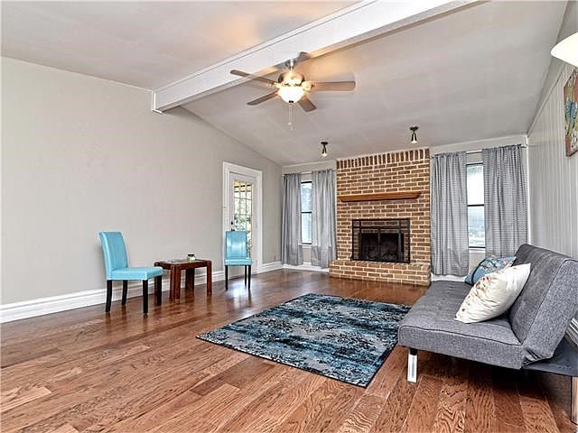 Spacious Sitting Room