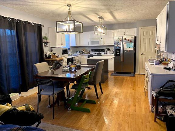 Open Floor Plan & Flow From Living Room to Kitchen