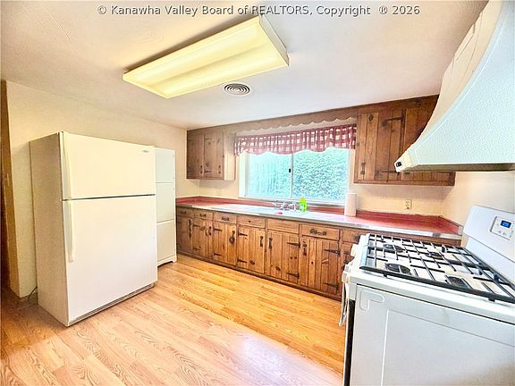 5th image of 870 Vine St