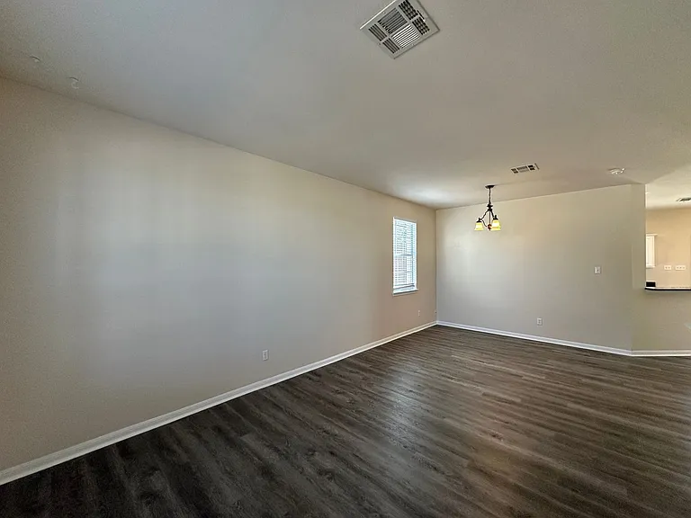 202 Crowfoot Dr — Photo 2