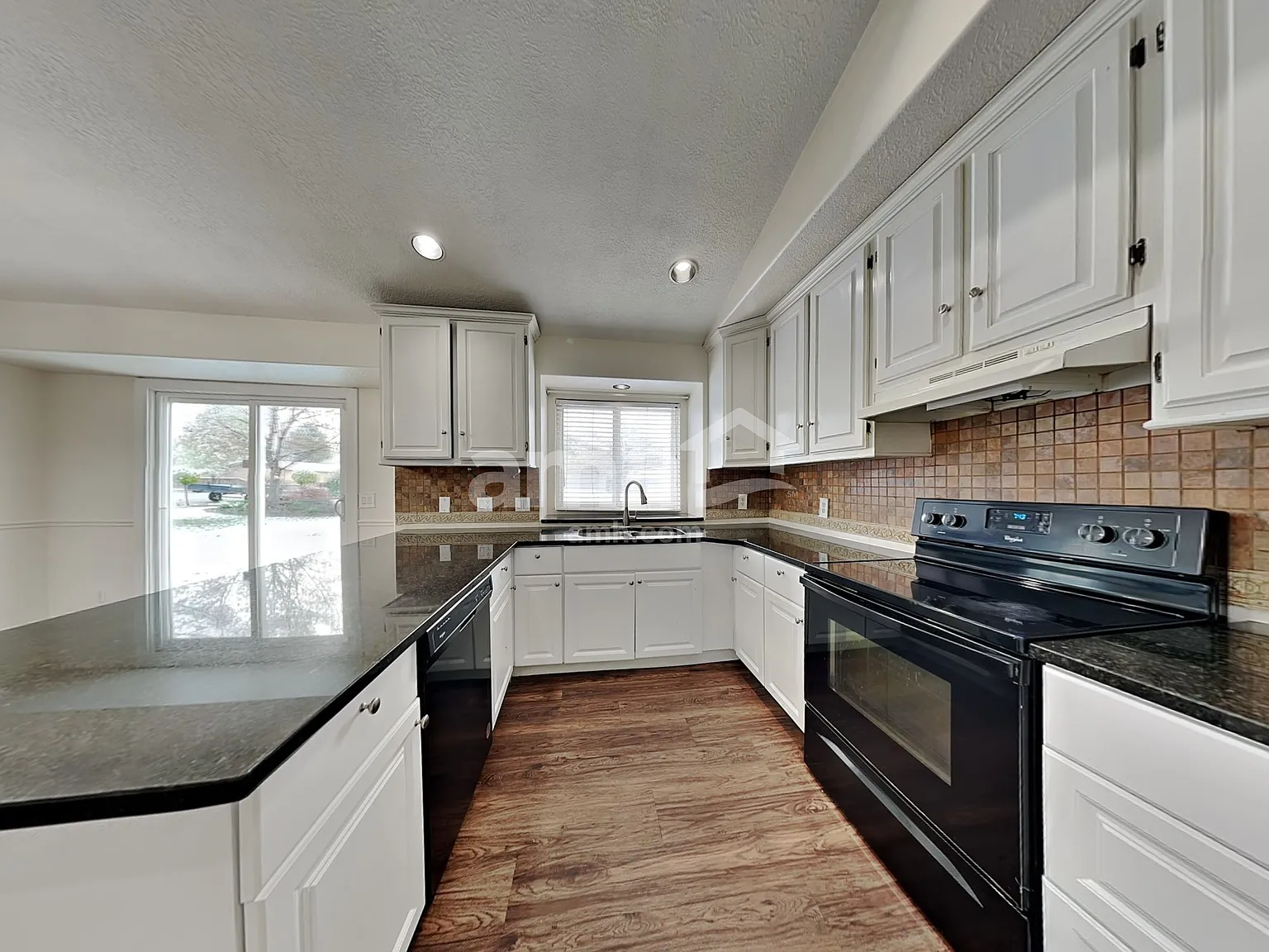5 bed, 3.0 bath, 2342 sqft, $2,670 — Photo 3