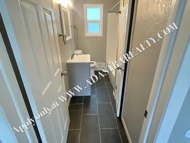 4904 NE 44th Ter — Photo 10