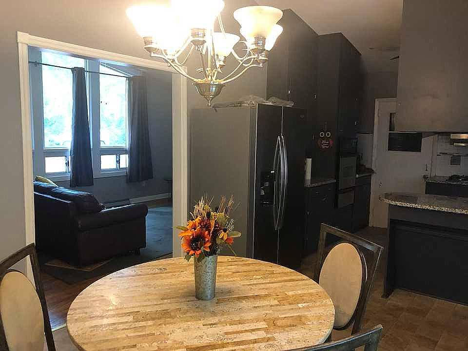 2nd image of 471 Beverly St