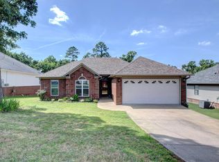 21 W Point Dr, Maumelle, AR 72113