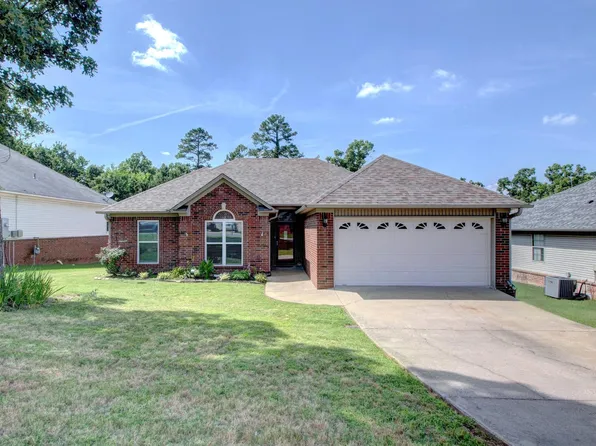 21 W Point Dr, Maumelle, AR 72113