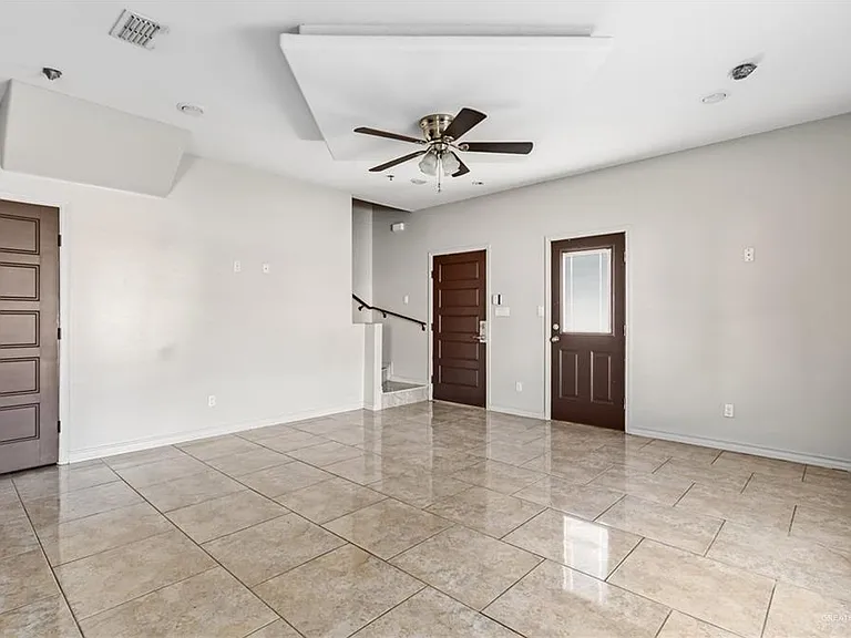 1201 Daffodil Ave #C — Photo 2