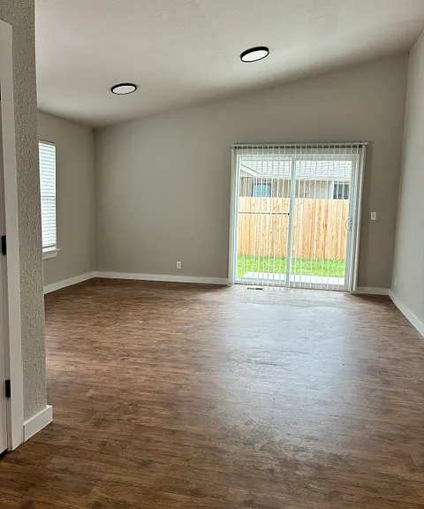 1606 N Hickory Ave — Photo 8