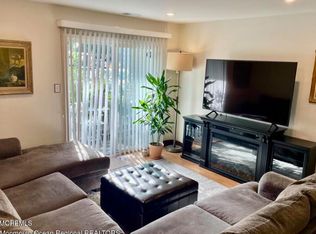 102 Wedgewood Cir, Belford, NJ 07718