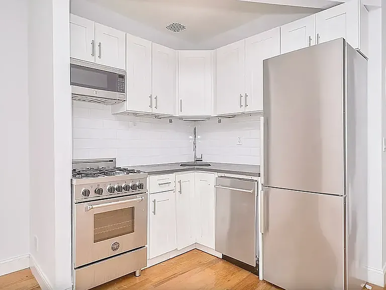 440 W 47th St #4C — Photo 2