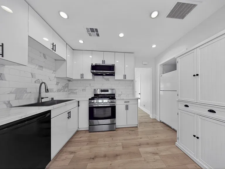 11840 Arminta St — Photo 22