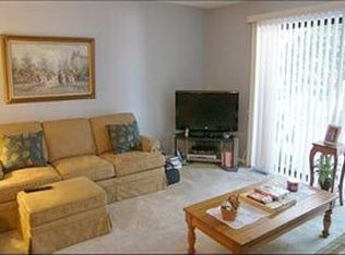17 Creekside Cir APT B, Elgin, IL
