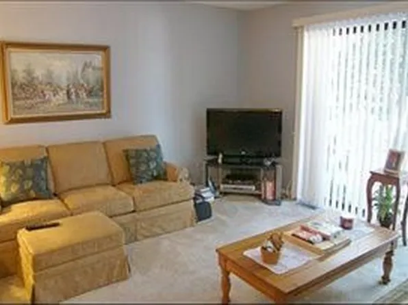 17 Creekside Cir APT B, Elgin, IL 60123