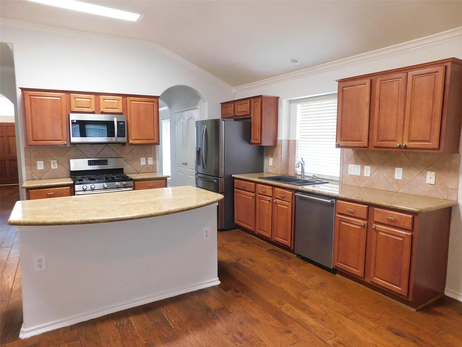 4 bed, 2.0 bath, 1953 sqft, $2,250 — Photo 4
