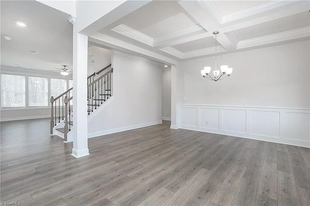 5 bed, 3563 sqft, $4,300 — Photo 4