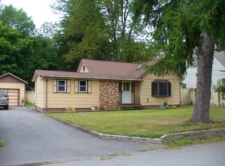 11 Lenape Trl, Oak Ridge, NJ 07438