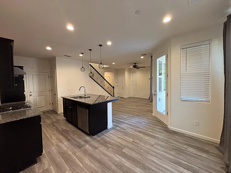 827 Fir St W — Photo 10