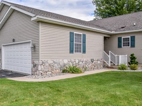 517 Hampton Lake Dr, Essexville, MI 48732