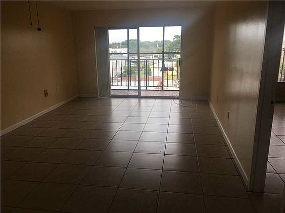 2nd image of 555 NE 123rd St APT 414-B