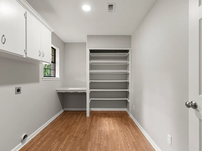 300 Oak Ln — Photo 17