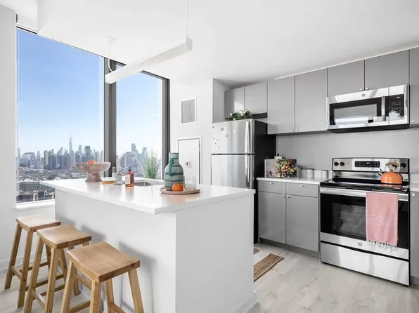 600 Pavonia Avenue image 1 of 24