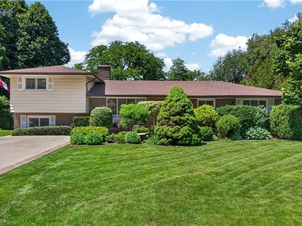 657 Iroquois Ave, Hamilton, ON L9G 3B6