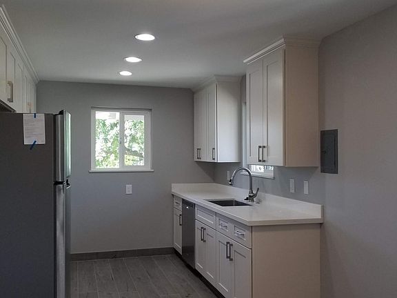 3rd image of 869 Castlewood Dr APT 3