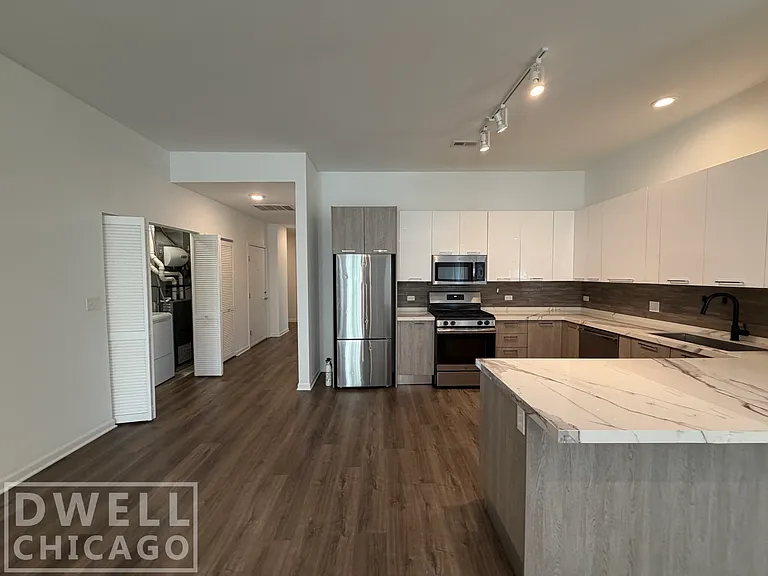 2500 S Wabash Ave #201 — Photo 3