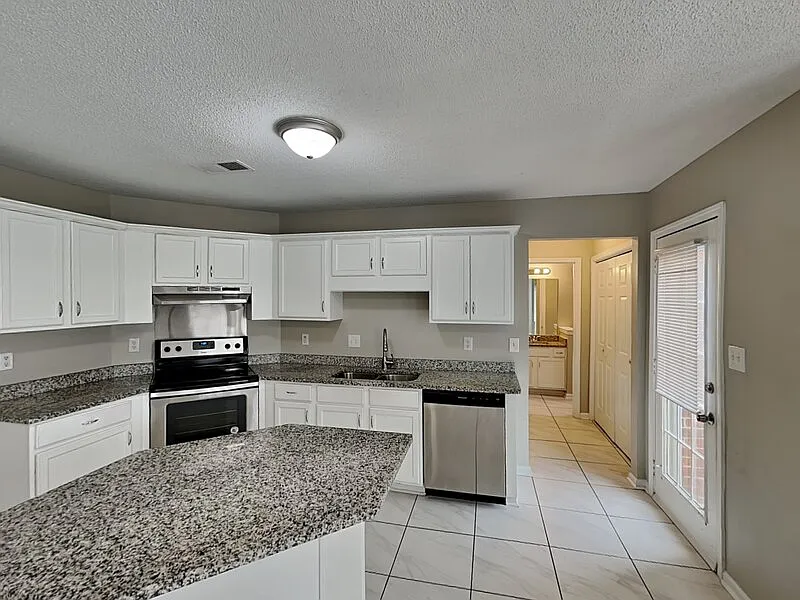 4 bed, 2.5 bath, 2100 sqft, $2,049 — Photo 3