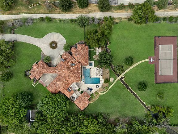 4th image of 211 Pine Dr