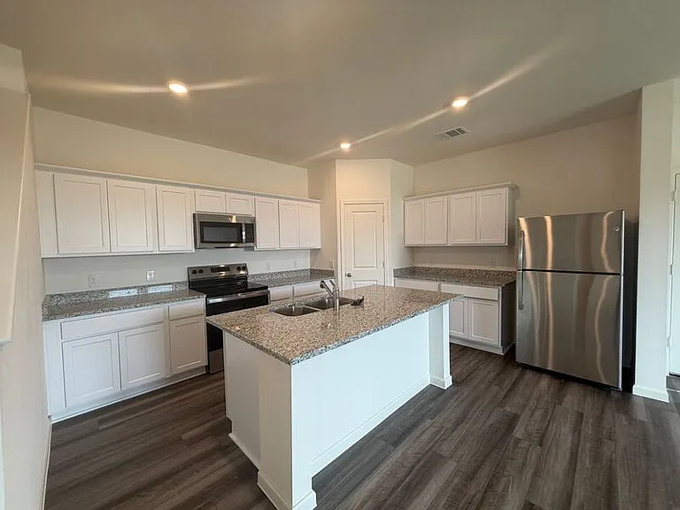 2210 Meadow Park Dr — Photo 8