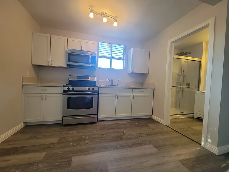 2550 Montrose Ave — Photo 2