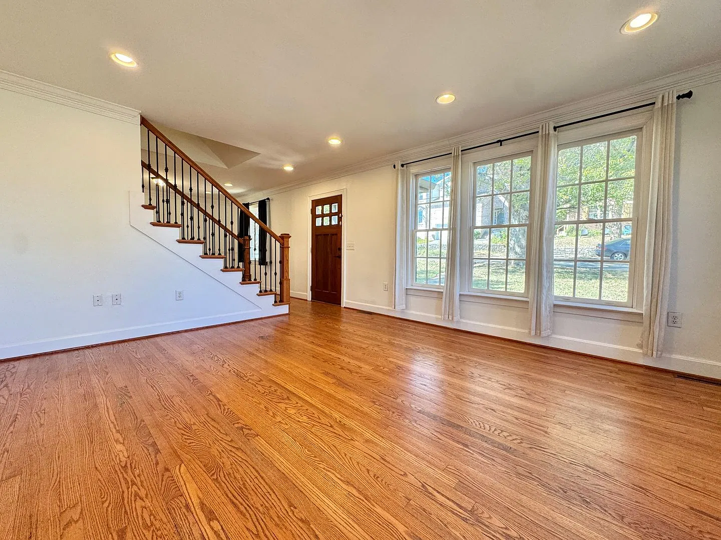 Spacious 4 Bedroom Nashville Home with Finished Basement & Private Backyard — Photo 2
