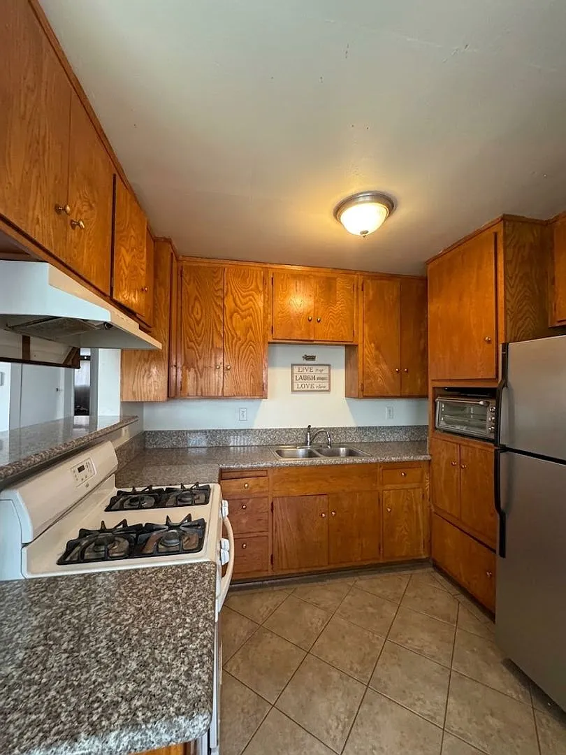Experience Ultimate Comfort: Your Dream Home in the Heart of the Pasadena!" — Photo 3