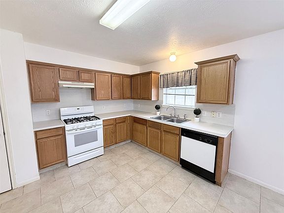 3rd image of 9221 Desirable Dr