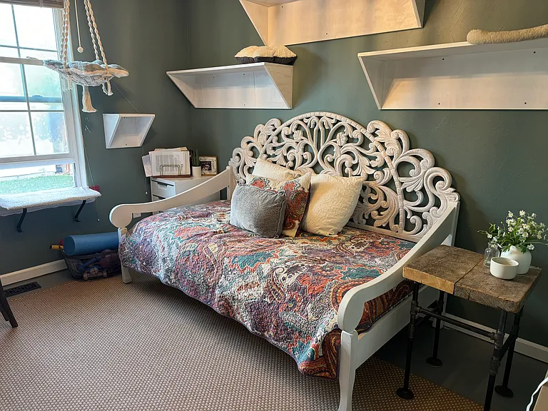 3rd bedroom - can be converted to bedroom with queen bed