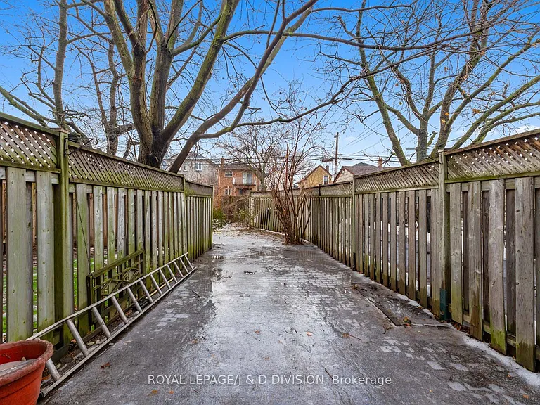1132A Dovercourt Rd — Photo 29