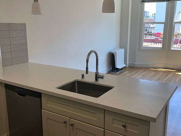 4th image of 1900 Washington St #403