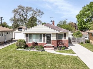 3886 Circlewood Dr, Fairview Park, OH